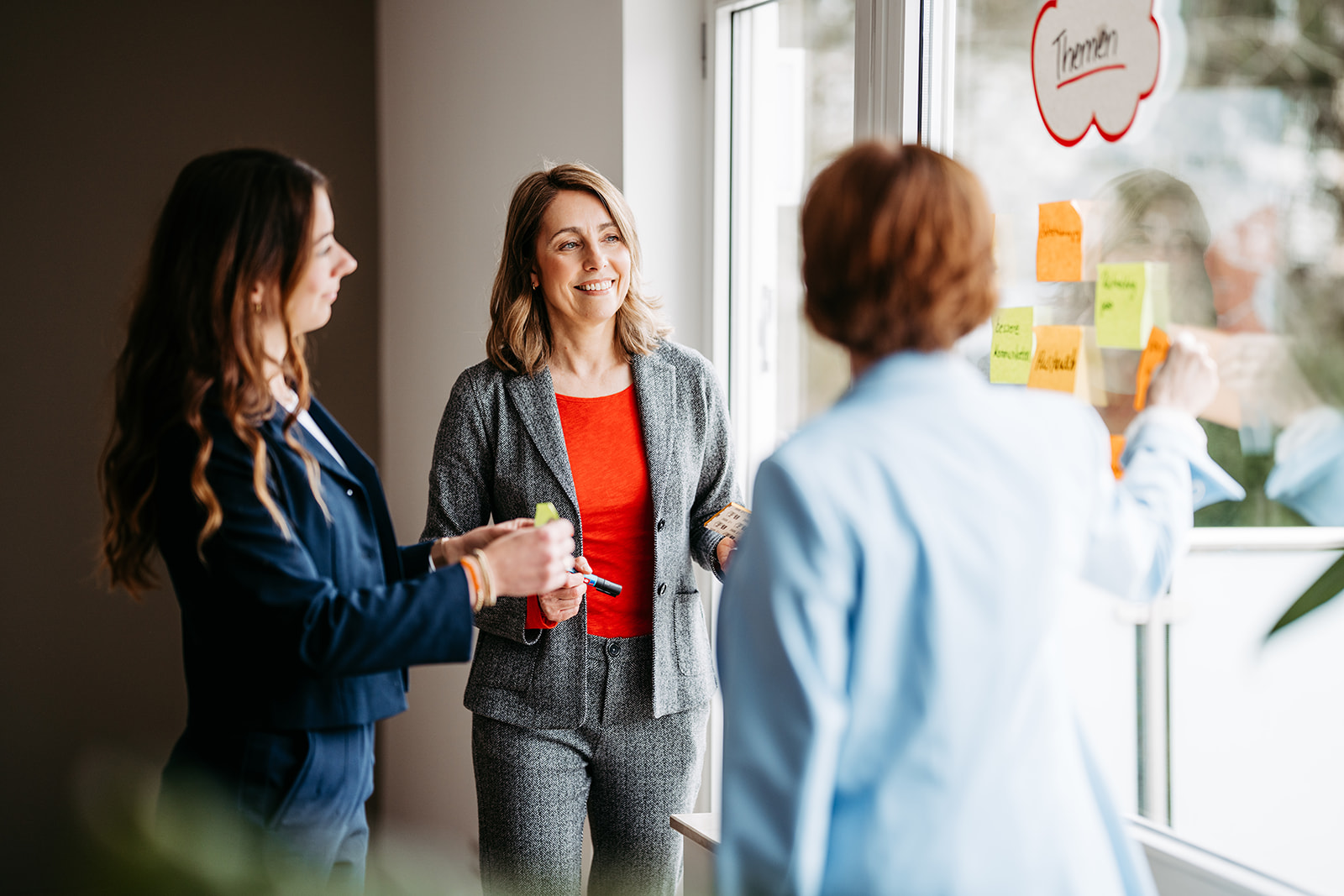 Drei Personen Coaching am Fenster