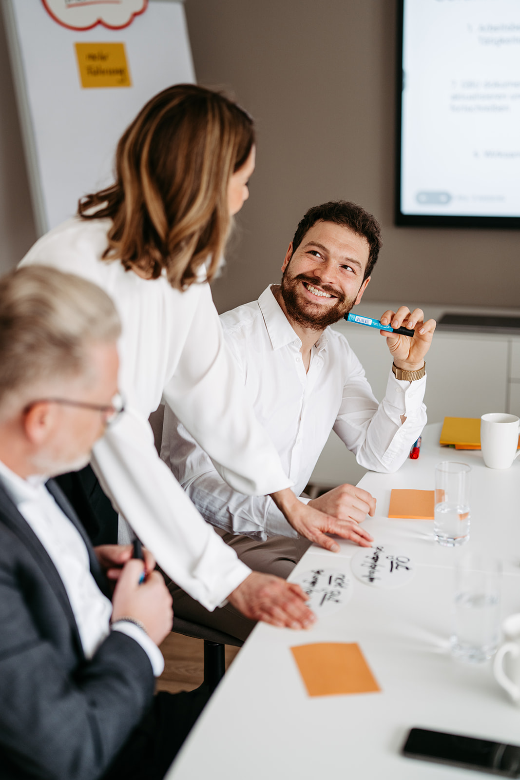 Drei Personen in einem Coaching-Meeting