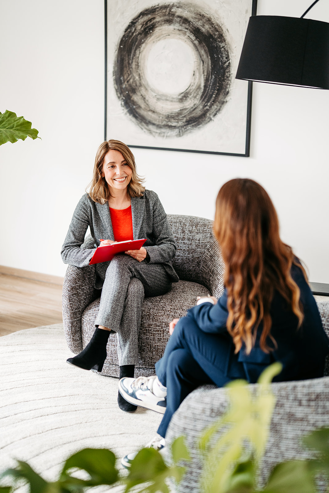 Zwei Personen sitzen im Coaching - Unterhaltung - Querformat