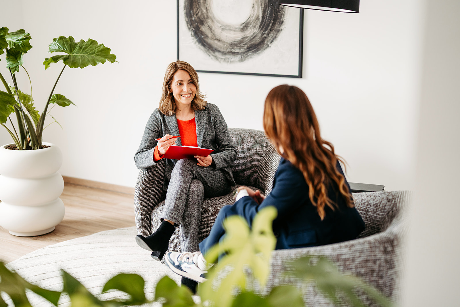 Zwei Personen sitzen im Coaching - Unterhaltung - Querformat
