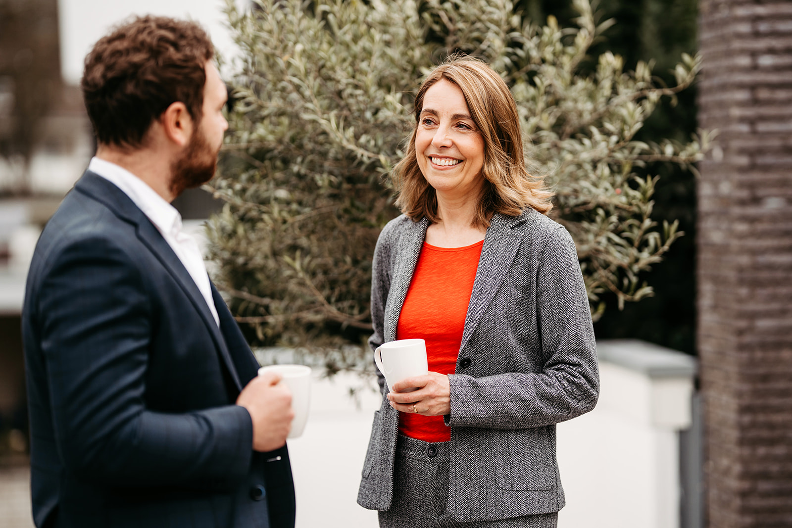 Zwei Personen sitzen im Coaching - Unterhaltung - Querformat
